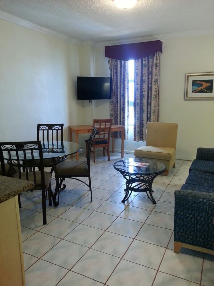 Hollywood Beach-perfect One Bedroom Ocean View and Kitchen