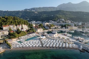 Lazure Hotel and Marina