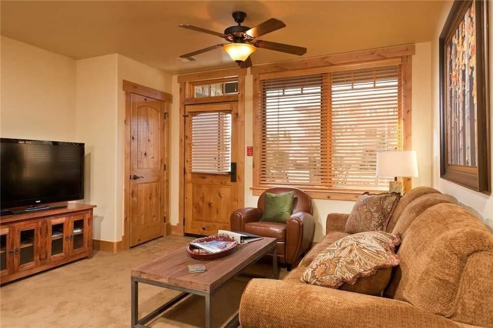 6115 Bear Lodge, Trappeur's Crossing Apartment 1