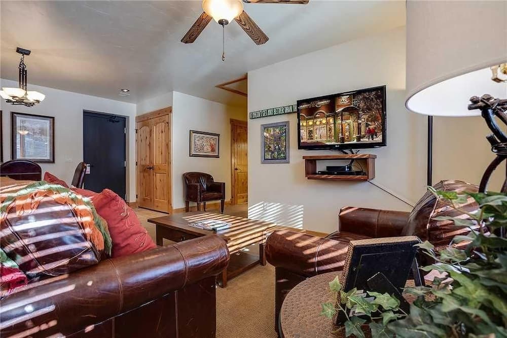 6116 Bear Lodge, Trappeur's Crossing Apartment 2