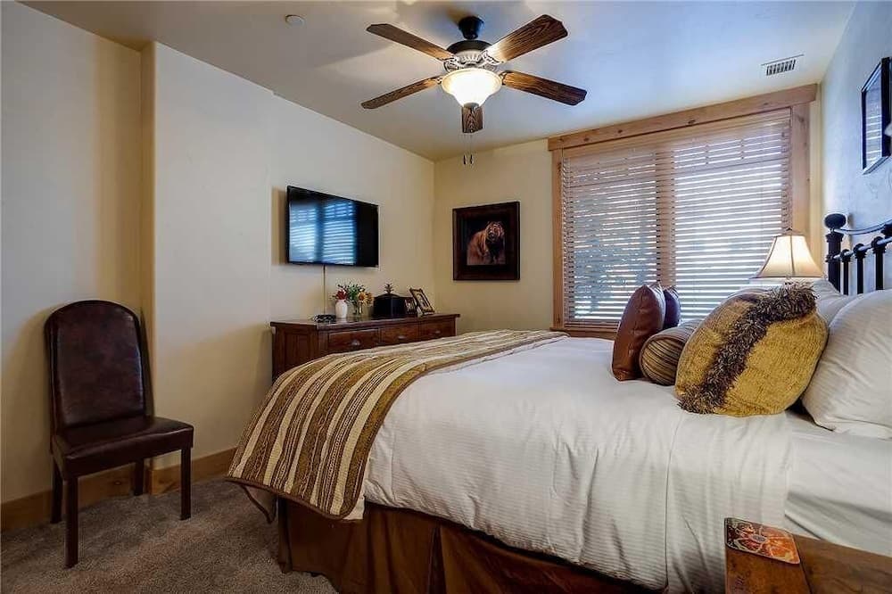 6117 Bear Lodge, Trappeur's Crossing Apartment 1