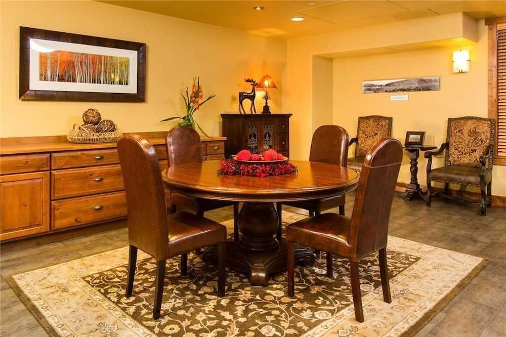 6106 Bear Lodge, Trappeur's Crossing Apartment 5