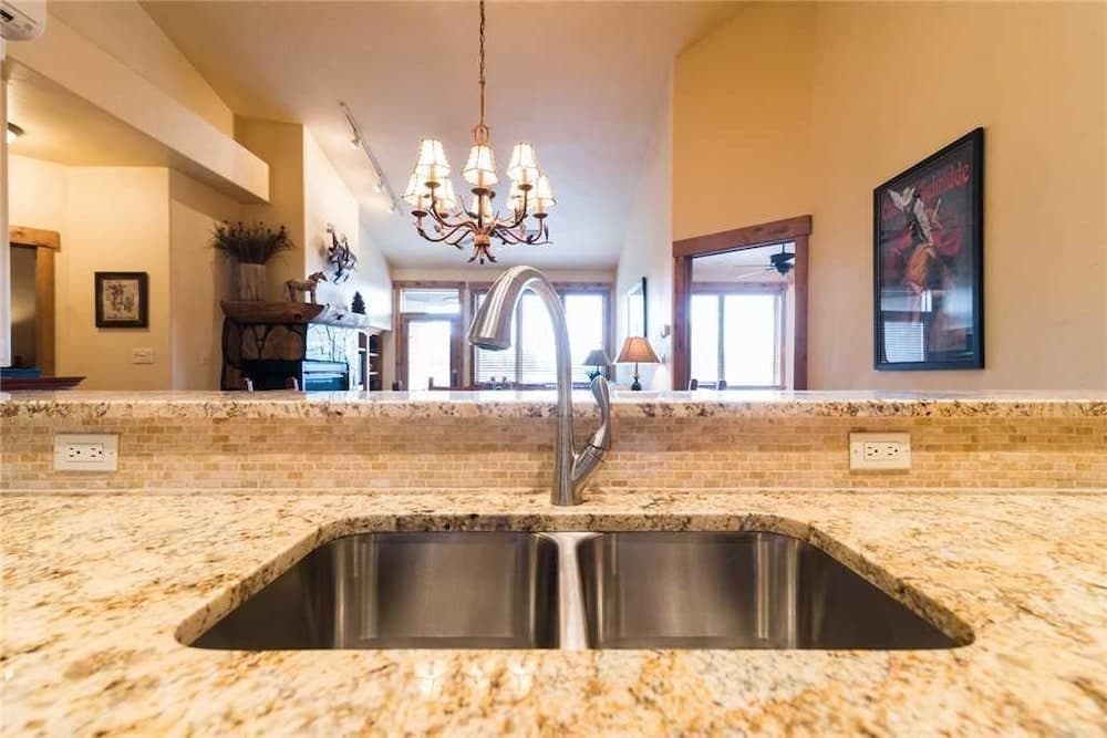 3302 Champagne Lodge, Trappeur's Crossing Apartment 2