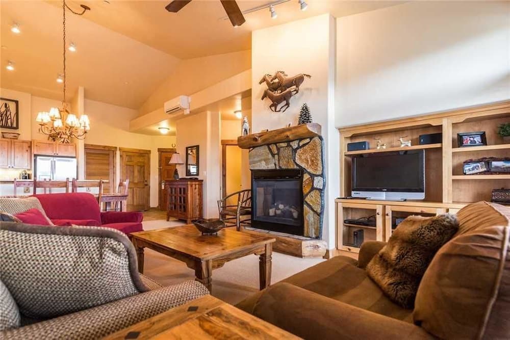 3302 Champagne Lodge, Trappeur's Crossing Apartment 2