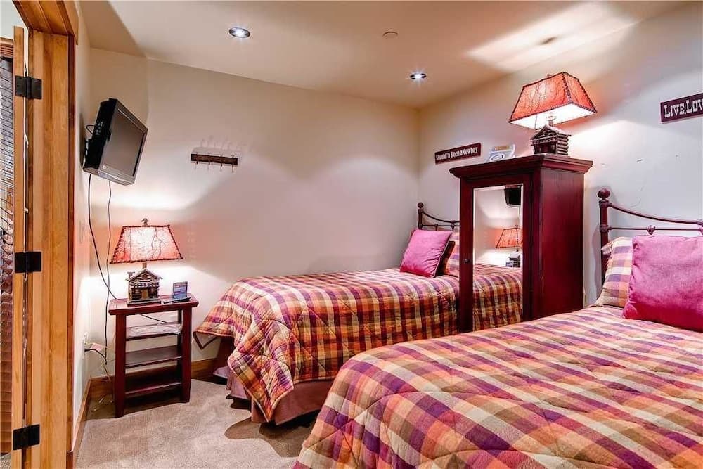 5111 Emerald Lodge, Trappeur's Crossing Apartment 2