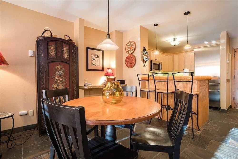 1107 Trappeur's Lodge, Trappeur's Crossing Apartment 1