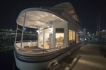 houseboat