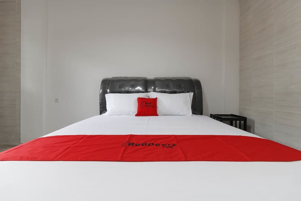 RedDoorz Plus near RS Royal Prima