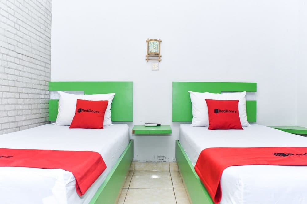 RedDoorz Plus near Hartono Mall