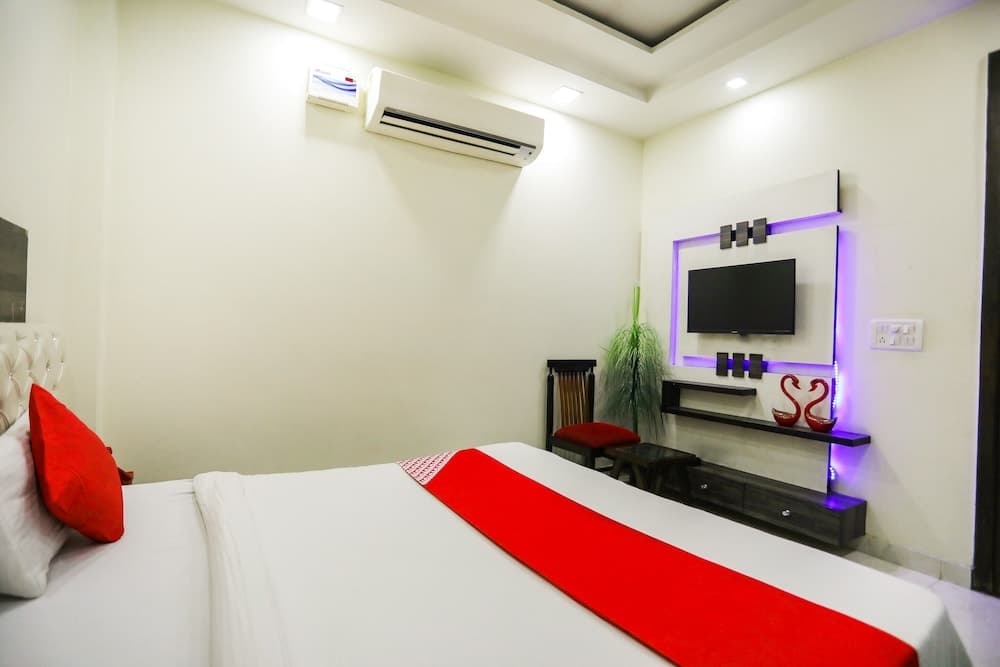 Capital O 10938 Season Grand