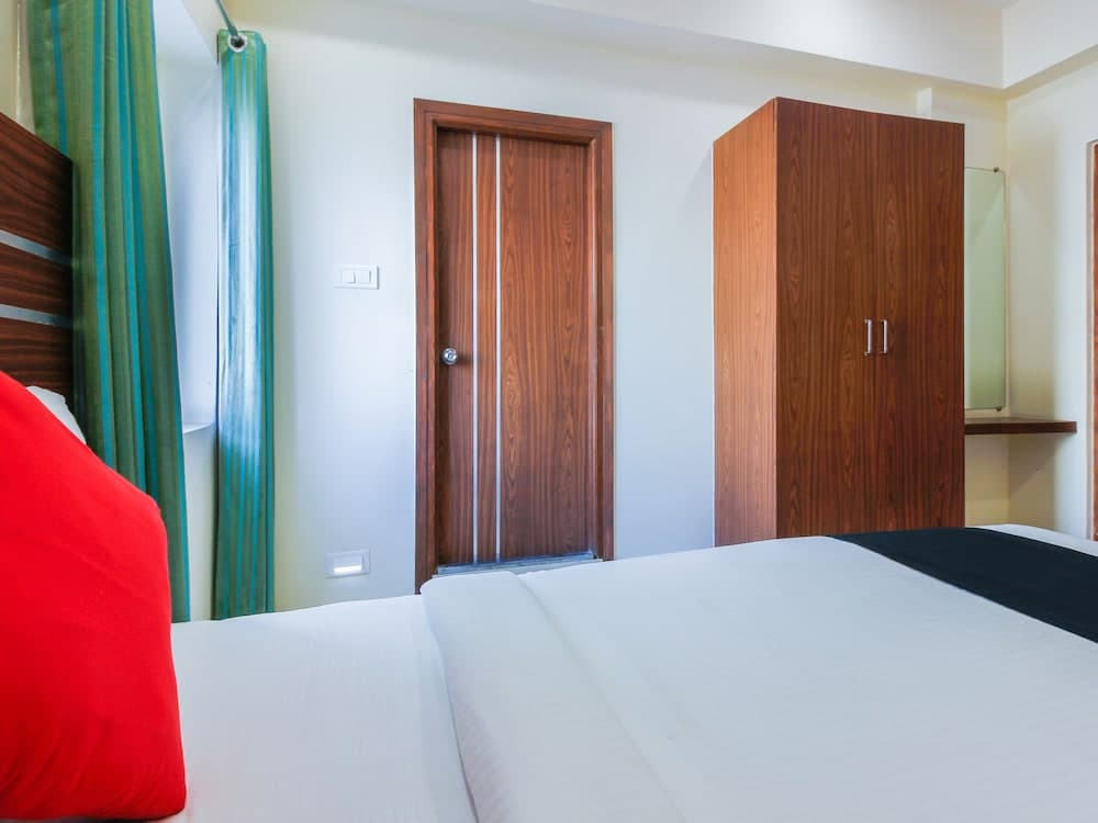 OYO 8941 Hotel Golden Leaves