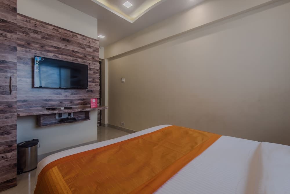 OYO 10016 Hotel Golden Inn