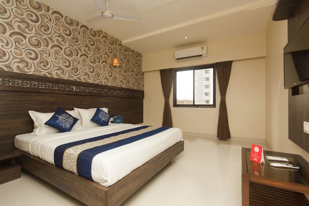 OYO 10650 Hotel Lotus Residency