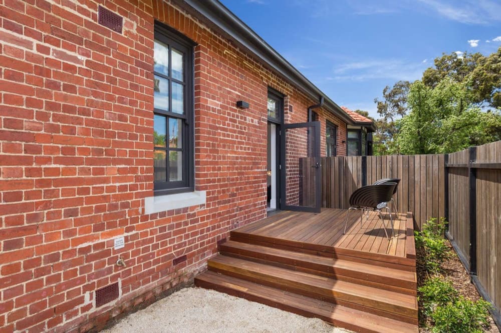 Class, Style and Location in Carlton