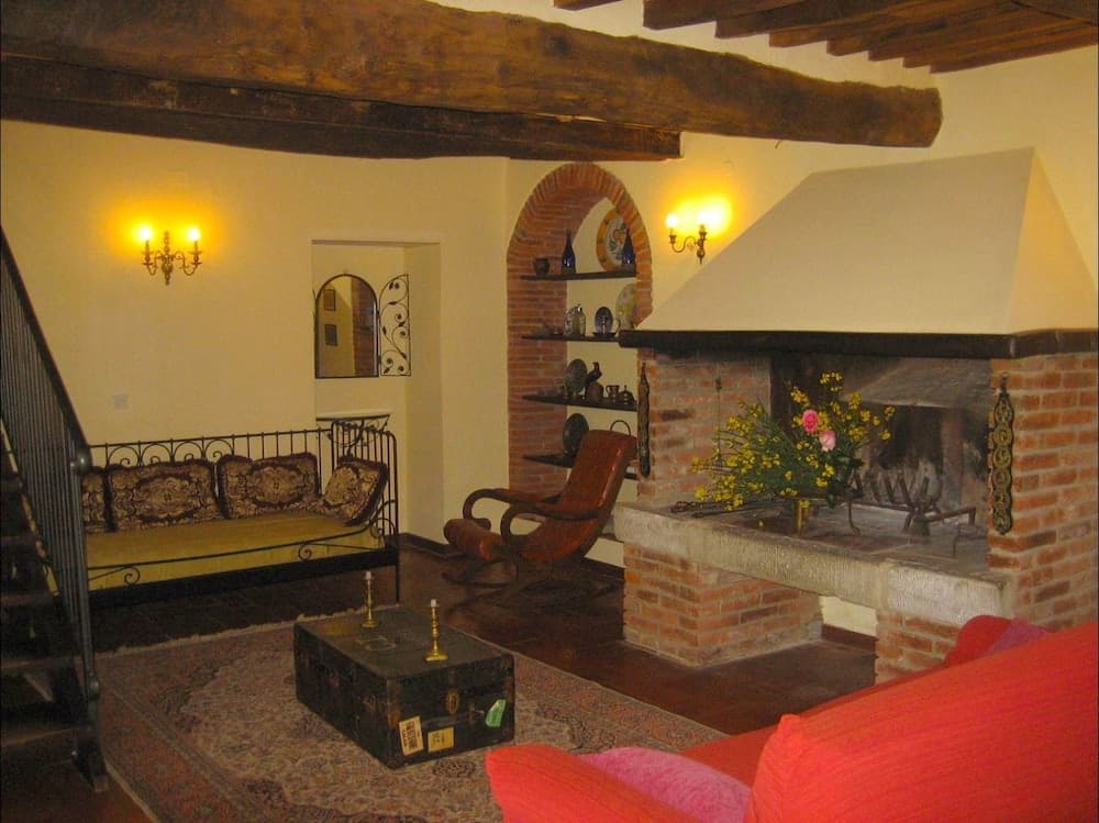 Stunning private villa for 6 guests with private pool, TV, pets allowed and parking