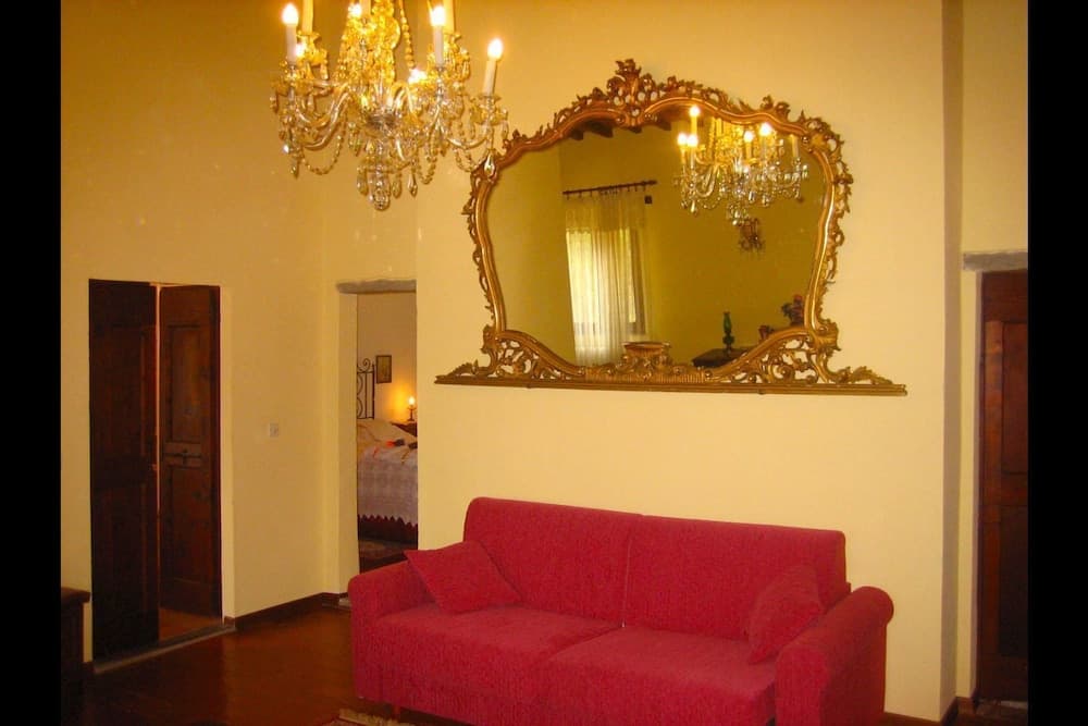 Stunning private villa for 6 guests with private pool, TV, pets allowed and parking