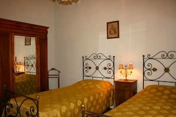 Stunning private villa for 6 guests with private pool, TV, pets allowed and parking