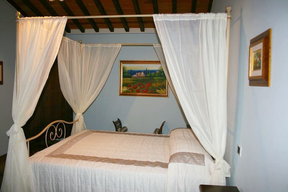 Wonderful private villa with private pool, A/C, WIFI, TV, pets allowed and parking, close to Are...