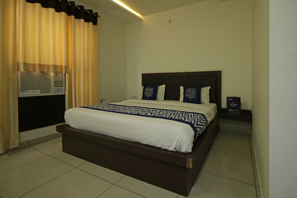 OYO 8095 Hotel Taj Castle