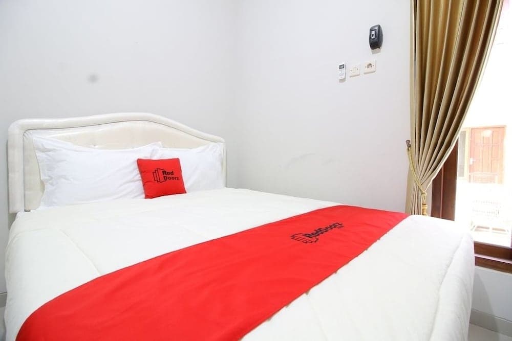 RedDoorz Plus near STIE YKPN