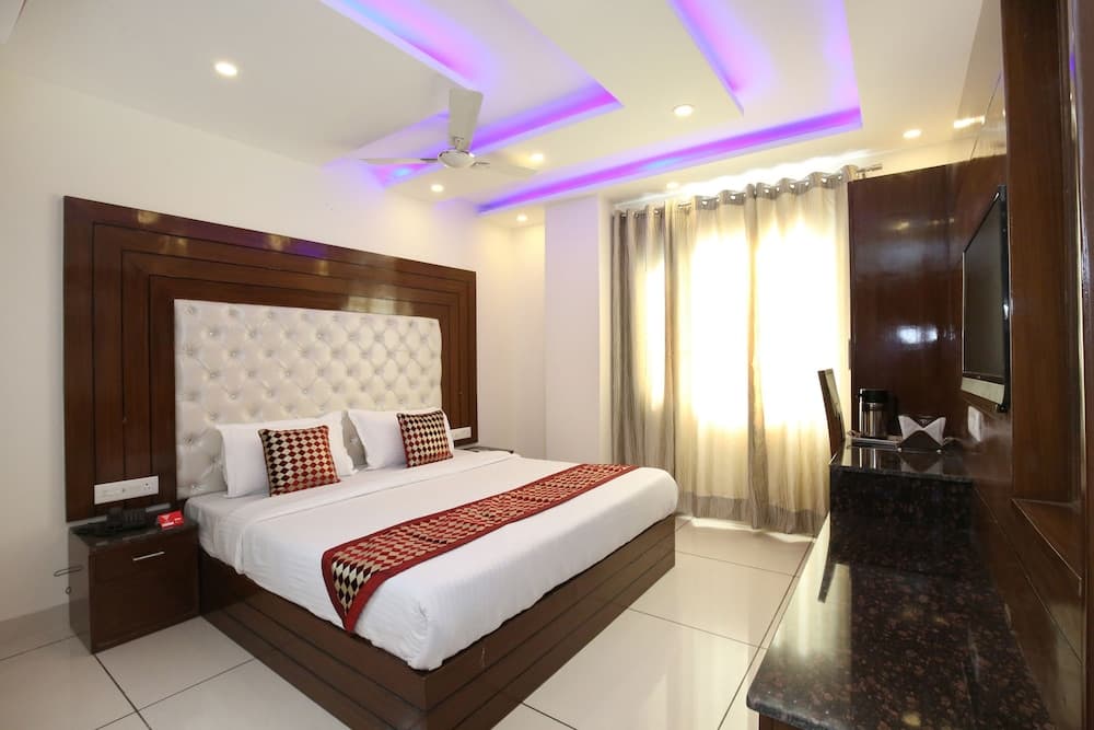 OYO 9420 Hotel Silver Palm