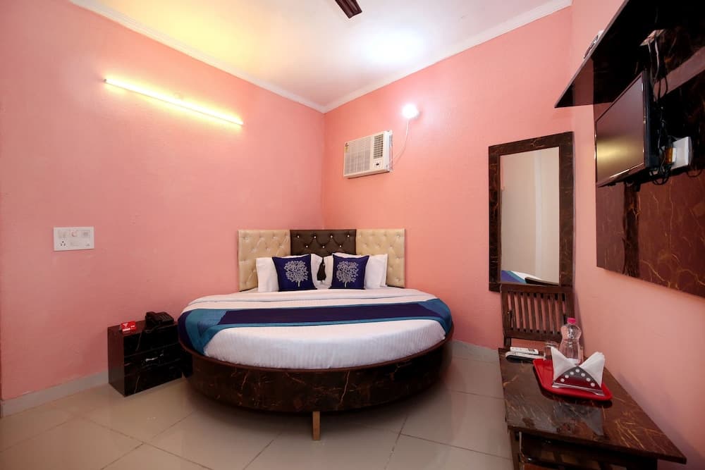 OYO 10012 Hotel Pink City