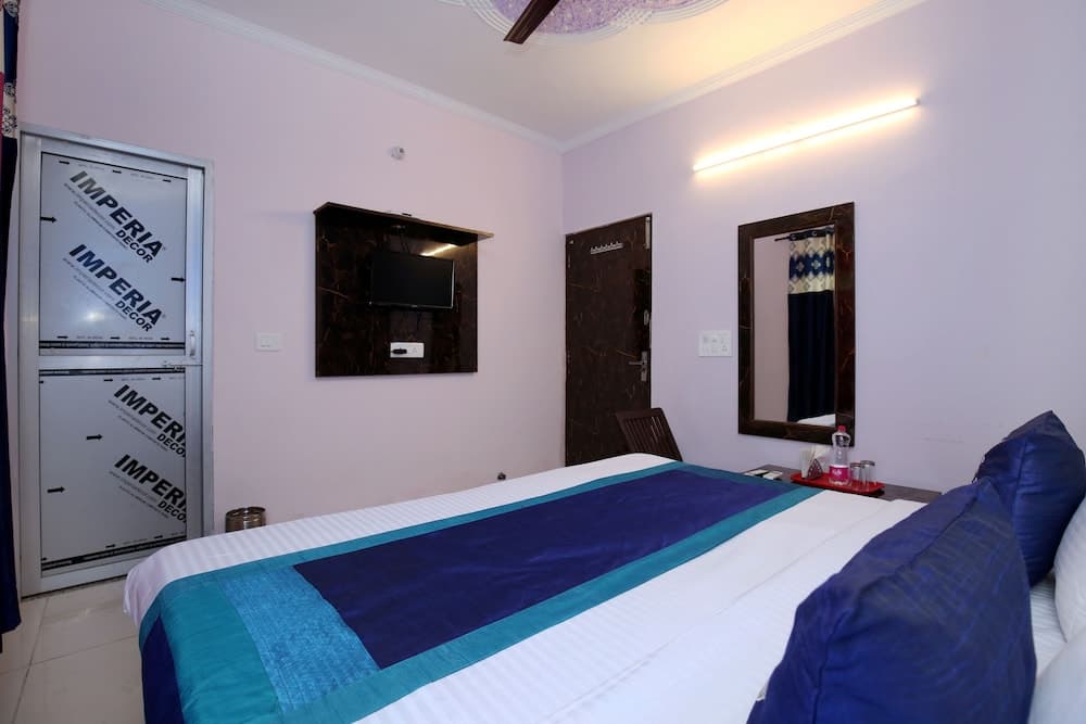 OYO 10012 Hotel Pink City