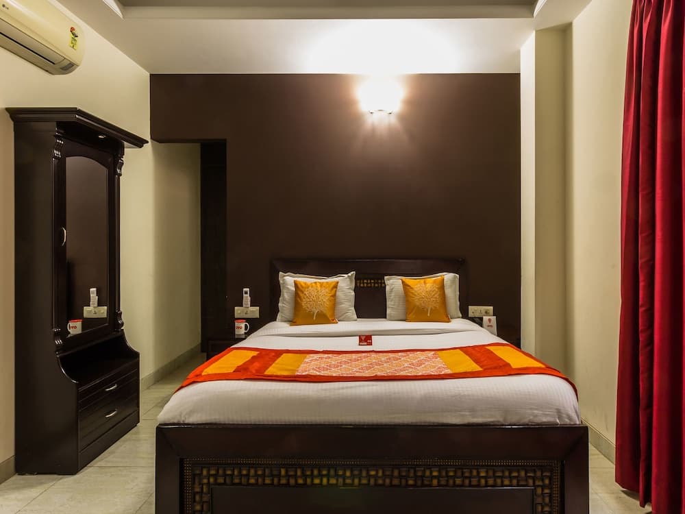 OYO 6796 Retreat Suites Inn