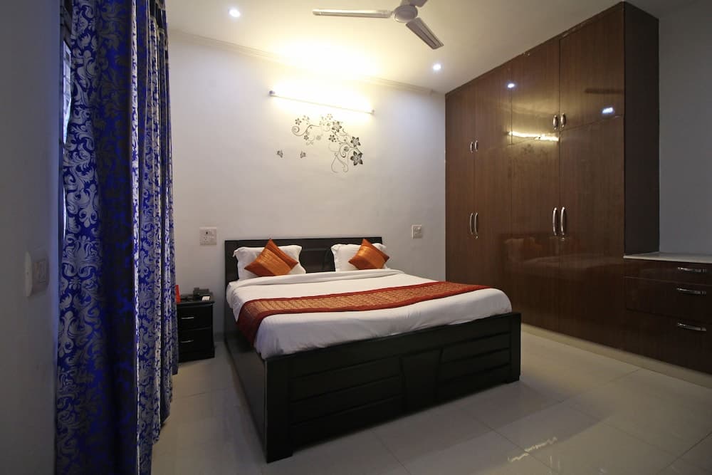 OYO 7526 Rising Star Sec 45