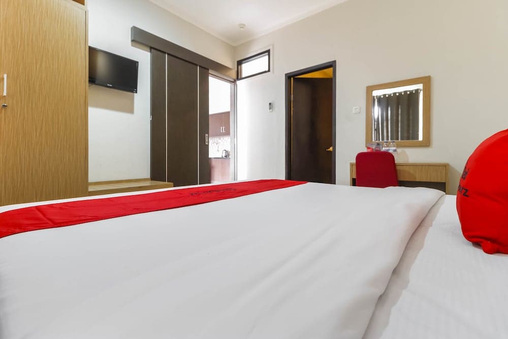 RedDoorz Plus near Pantai Losari