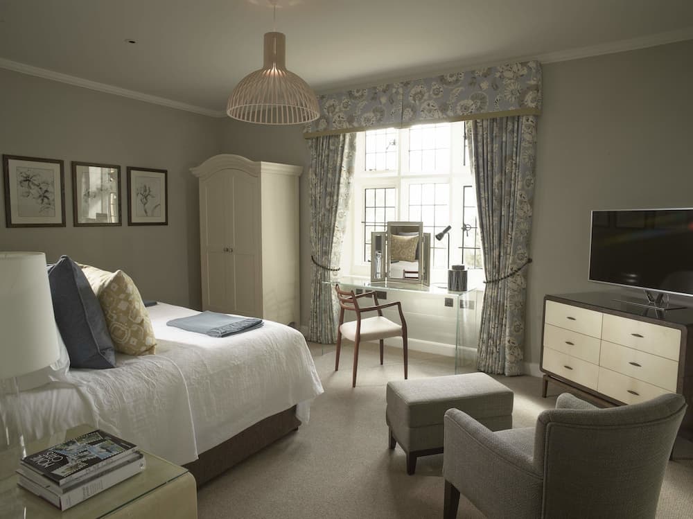 Foxhill Manor – Adults Only