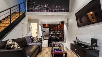 Newly Renovated Carriage House