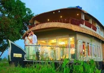 Mass Holidays Houseboat