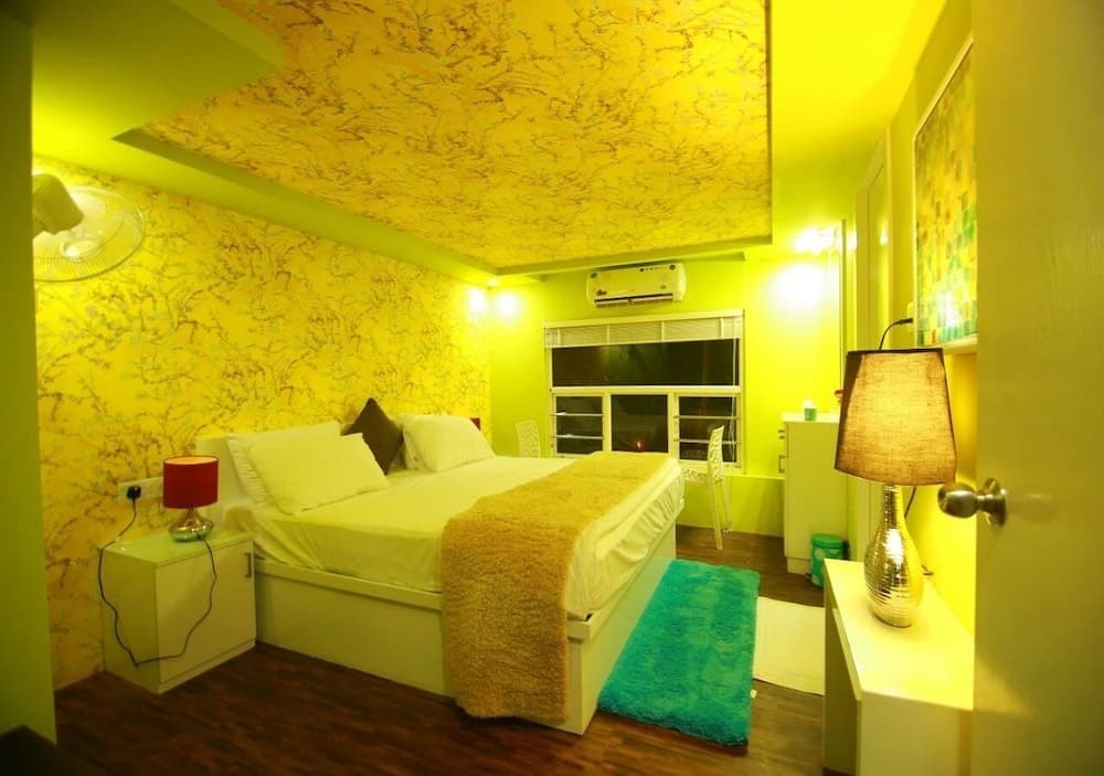 Mass Holidays Houseboat