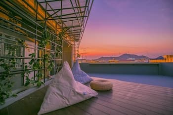 Chedi View Hostel & Rooftop Bar