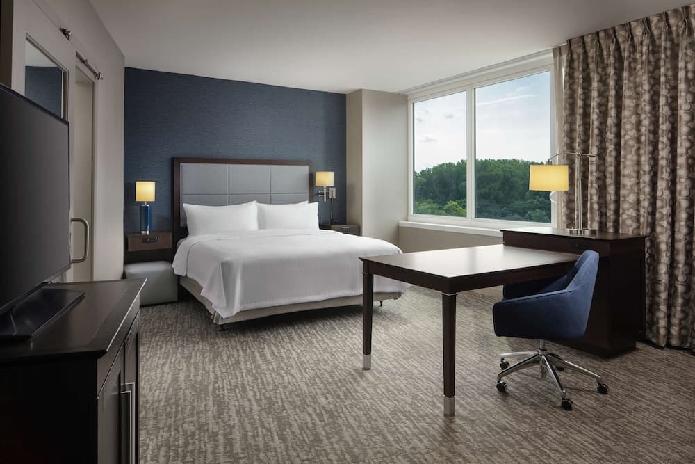 Hampton Inn & Suites Teaneck Glenpointe