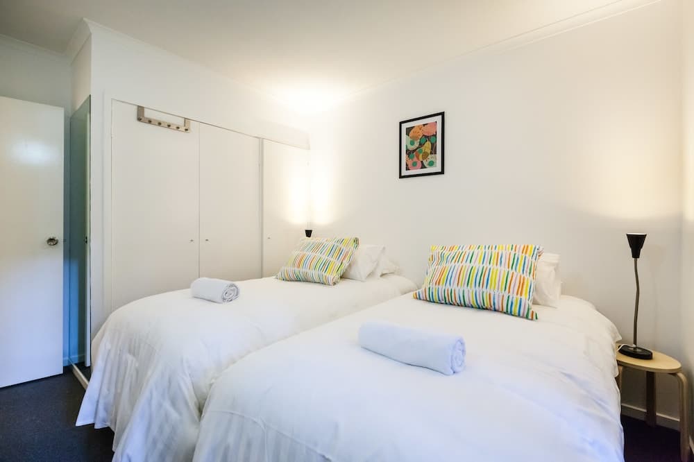 DAWN, 2BDR Carlton Apartment