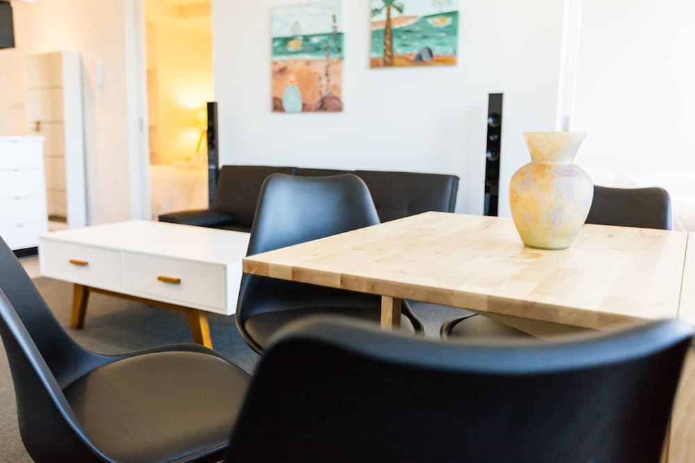 SANTERI, 2BDR Melbourne Apartment