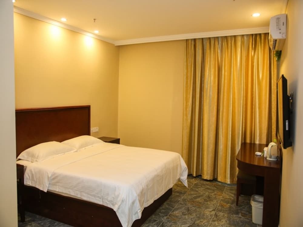GreenTree Inn JiangSu ZhenJiang DingMao Industrial Park WoDe Square Express Hotel