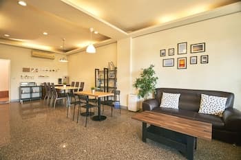 Migratory Birds Hotel