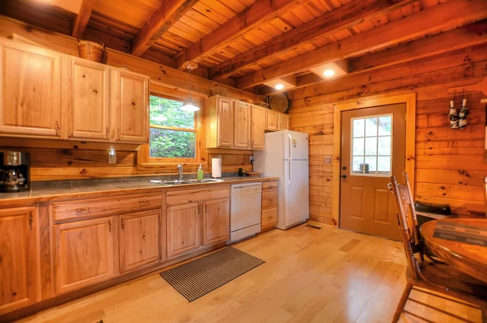 Moonshiner's Hideaway 2 Bedroom Cabin by Redawning