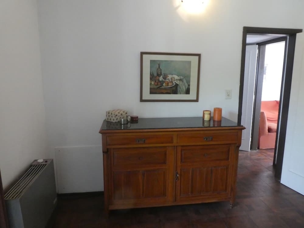 Departamento-casa muy amplio y céntrico.