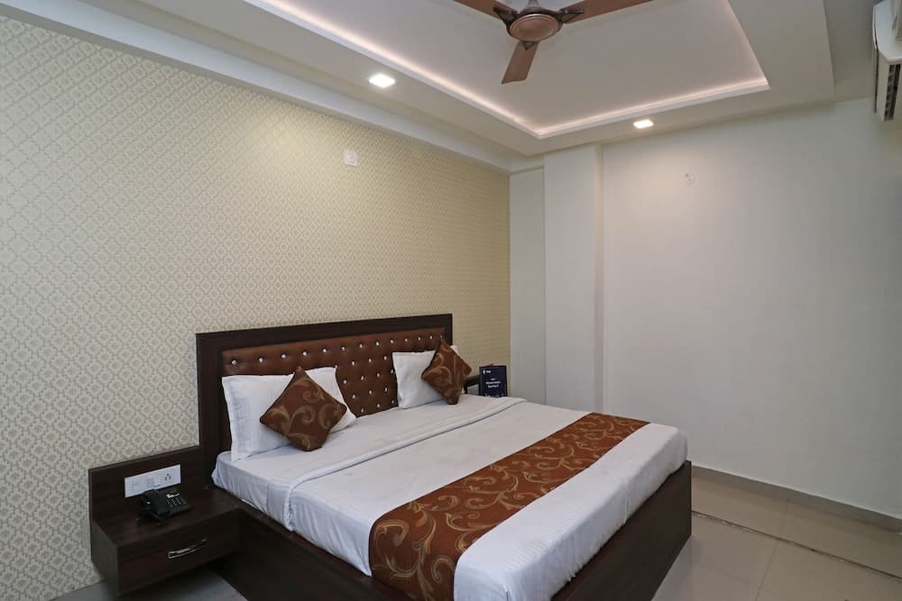 OYO 11648 CP Residency