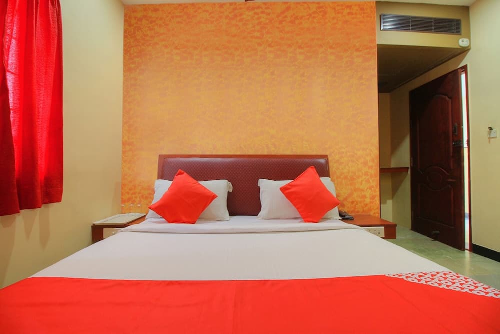 OYO 11585 Hotel Shreenithi