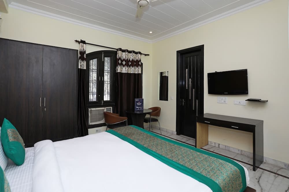 OYO 11606 Galaxy Inn