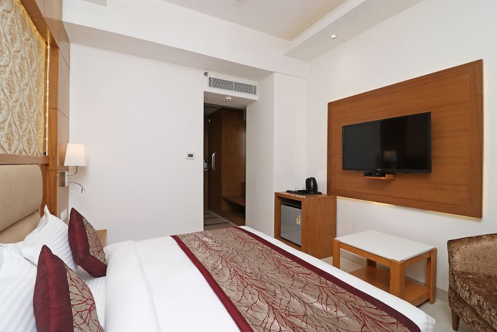 Capital O 10824 Hotel Star Suites