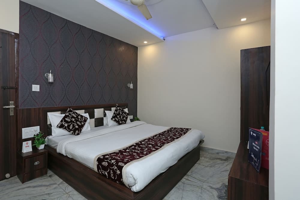 OYO 11540 Hotel Royal INN