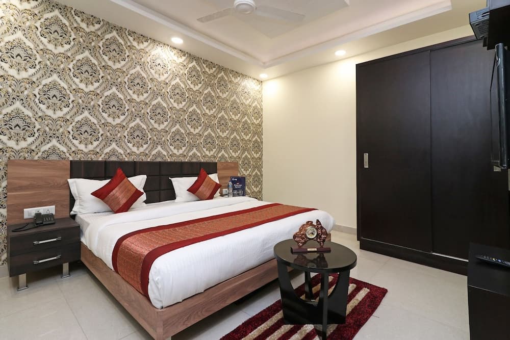 OYO 11611 Royal Palace Inn