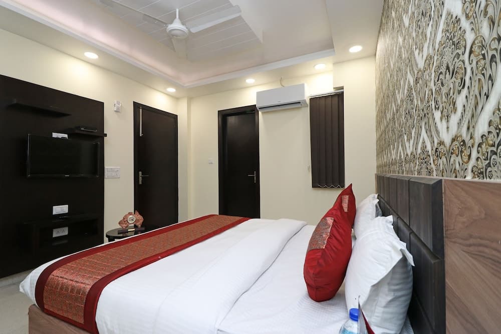 OYO 11611 Royal Palace Inn