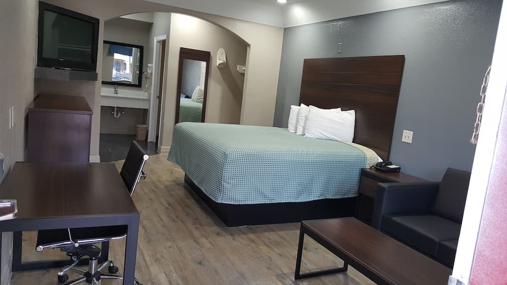 Palace Inn Hwy 6 North & Clay Rd